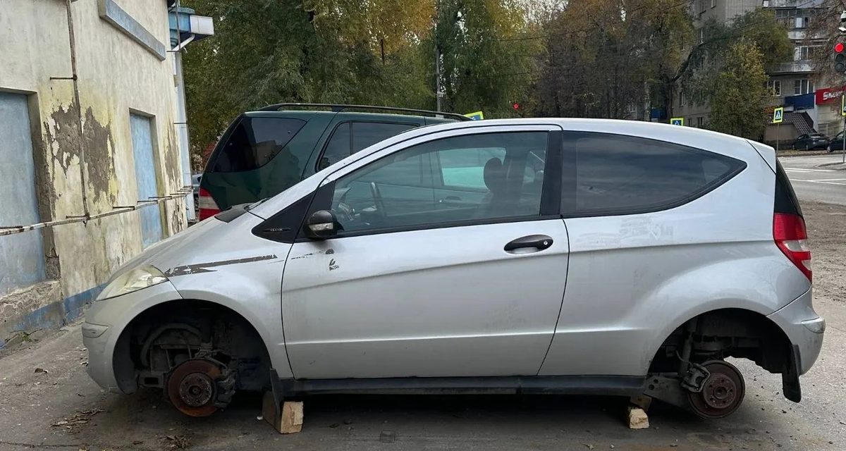 Двое воронежцев сняли колёса с «Мерседеса» студентки и пропили деньги