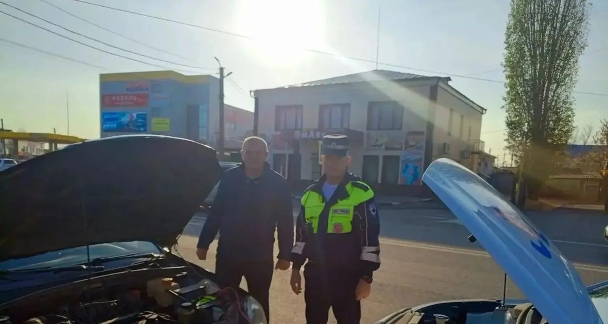 Инспекторы ДПС прикурили «Шевроле» 64-летнего водителя и помогли ему продолжить путь