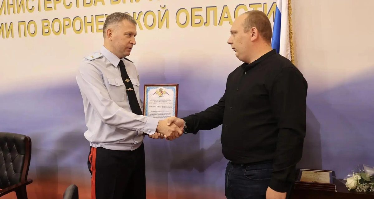 Таксист Иван Мельник привёз взволнованную пенсионерку к посту ГИБДД и сорвал схему мошенников