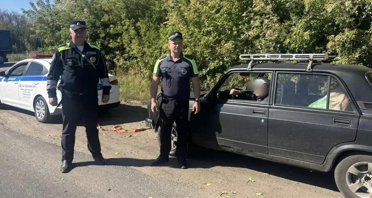 Инспекторы ГИБДД отбуксировали дымящийся ВАЗ 76-летнего водителя до автосервиса